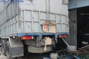 Hà Nam: Tài xế ngủ gật, xe tải húc liên tiếp 5 nhà dân cạnh QL 1A