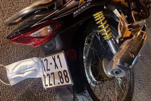 Lạng Sơn: Hai thanh niên tử vong cạnh xe mô tô che biển số bằng khẩu trang