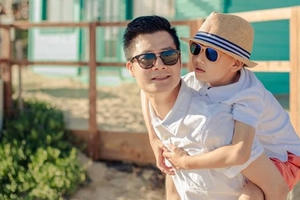 Quang Dũng đón con trai về Việt Nam ăn Tết Quang Dũng đón con trai về Việt Nam ăn Tết