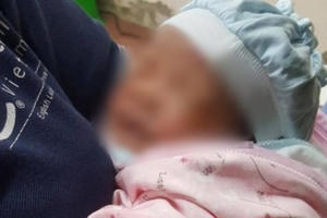 Hà Nội: Phát hiện bé gái sơ sinh bị bỏ rơi tại cổng trạm y tế