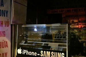 Hà Nội: Cháy cửa hàng điện thoại ở Cầu Giấy, cả gia đình hoảng loạn