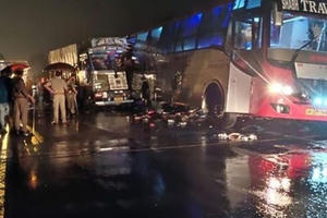 Ngủ dưới xe buýt, 18 người bị xe tải cán chết