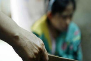 Ghen tuông châm lửa thiêu sống vợ bất thành, tiếp tục cầm dao đuổi theo truy sát