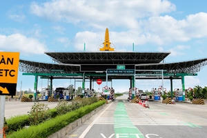 Xe không đủ điều kiện đi vào làn thu phí không dừng bị phạt bao nhiêu tiền?