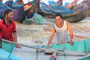 “Cõng” thuyền cứu lũ