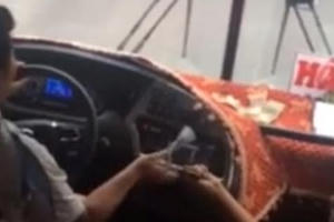 Tuyên Quang: Tài xế xe khách vừa lái, vừa đánh "đầu đít" trên xe