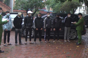 Khởi tố nhóm thanh niên "choai" cầm dao phóng lợn náo loạn đường phố