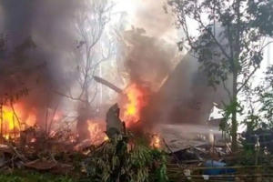 Nhiều binh sĩ nhảy khỏi máy bay của Philippines bốc cháy, ít nhất 45 người thiệt mạng