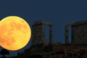 Chiêm ngưỡng nguyệt thực toàn phần dài nhất thế kỷ trên toàn thế giới