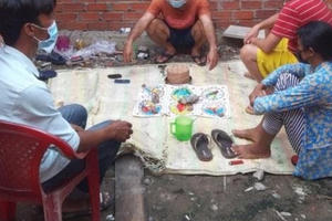 Bắt tại trận 4 đối tượng lắc bầu cua ăn tiền giữa mùa dịch