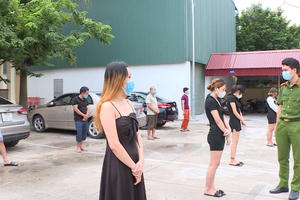 Hưng Yên: Bất chấp lệnh cấm, quán karaoke vẫn mở cho các "thượng đế" ca hát