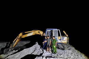 Khởi tố một chủ trang trại vì khai thác cát trái phép