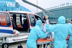 Trực thăng đưa bệnh nhân cấp cứu từ đảo Bạch Long Vỹ về đất liền