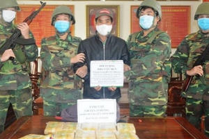 Bị bắt khi đang “cõng” một ba lô chứa đầy ma túy giữa đại dịch