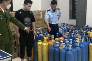 Hà Nội: Phát hiện điểm tập kết hơn 100 bình khí cười tại quận Cầu Giấy