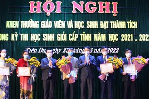 Huyện Tiên Du khen thưởng học sinh giỏi cấp tỉnh có thành tích cao trong năm học 2021-2022