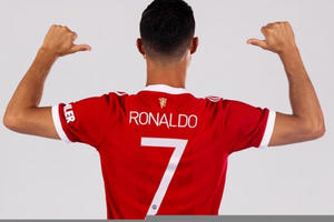 Edinson Cavani nhường áo số 7 cho Ronaldo