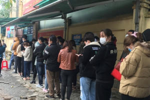 Người dân "nối đuôi" chờ làm hộ chiếu xuất ngoại ngày đầu năm tại Nghệ An Người dân "nối đuôi" chờ làm hộ chiếu xuất ngoại ngày đầu năm tại Nghệ An