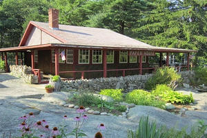 Ngôi nhà làm từ giấy báo không mục nát sau trăm năm