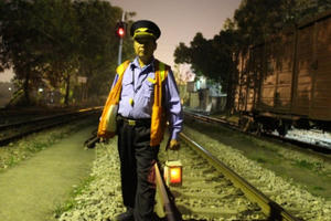 Nụ cười đêm Giao thừa - Người đi bộ bốn vòng chu vi trái đất