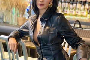 Hoàng Thuỳ, Mâu Thuỷ cùng diện mốt hững hờ cúc áo khoe vòng một nóng bỏng