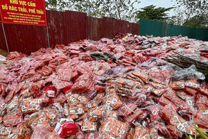 Cận cảnh "núi bánh kẹo" không rõ nguồn gốc đổ thải trái phép tại La Phù, Hoài Đức