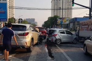 Tài xế xe Lexus gây tai nạn liên hoàn tại ngã tư, nhiều người hoảng loạn