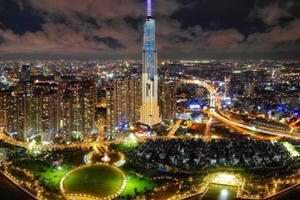 Slide - địa ốc: Tòa nhà cao nhất Việt Nam lung linh về đêm giữa Sài Gòn