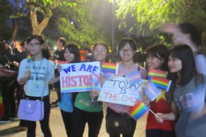 Cộng đồng người chuyển giới đi bộ quanh phố cổ "Cảm ơn Quốc hội"