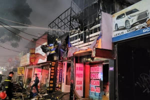 Kịp thời dập tắt cháy dãy nhà tạm trên đường Lạc Long Quân