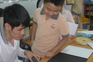 Ngưỡng mộ chàng trai khiếm thị là sinh viên của hai trường đại học