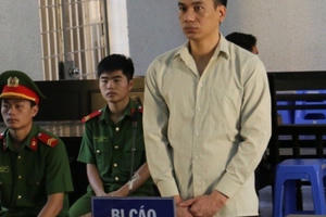 “Nổ” quen biết lãnh đạo Bộ Công an để chiếm đoạt hàng tỷ đồng “Nổ” quen biết lãnh đạo Bộ Công an để chiếm đoạt hàng tỷ đồng