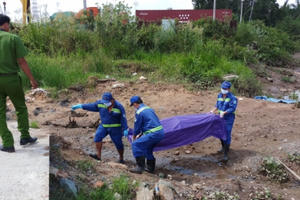 Phát hiện thi thể nam giới có hình xăm chữ VỀ-ĐÂU dưới sông