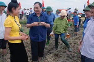 Nhớ vị Bí thư Tỉnh ủy mặc quần đùi lội hồ Thác Bà đẩy tàu mắc cạn