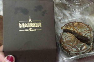 Bánh trung thu có dòng chữ MAISON des GATEAUX mốc meo, đen sì Bánh trung thu có dòng chữ MAISON des GATEAUX mốc meo, đen sì