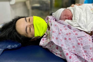 Quảng Ninh: Bé gái nặng 3,4 kg chào đời mạnh khoẻ tại khu cách ly