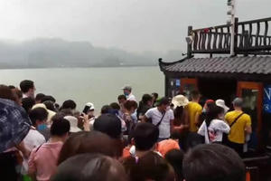 Video: Biển người chen lấn tại bến tàu thuộc ngôi chùa lớn nhất Đông Nam Á