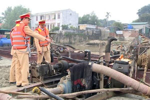 Thanh Hóa: 11 tàu rầm rộ hút cát lậu trên sông Mã lúc rạng sáng