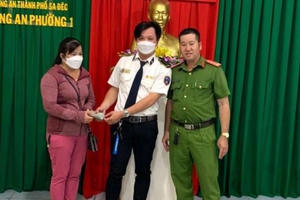 Nhặt được 100 triệu đồng trên đường, bảo vệ siêu thị trả lại người đánh mất