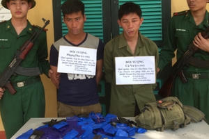 Thanh Hóa: Bắt giữ 2 người Lào vận chuyển 5 bánh heroin và 26.800 viên ma túy về Việt Nam
