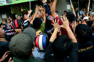 TP Hồ Chí Minh: Cả tuyến phố tê liệt vì đội quân "cướp" tiền cúng cô hồn