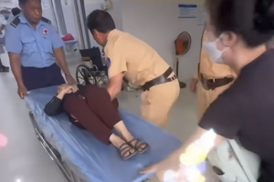 Cảnh sát giao thông Đồng Nai kịp thời đưa người phụ nữ hôn mê đi cấp cứu