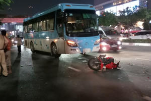 Xe máy chạy lấn làn gây tai nạn liên hoàn cho ô tô