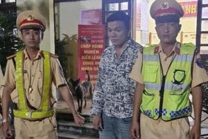 Nổ súng bắn chỉ thiên khống chế đối tượng vung dao truy sát công an