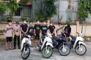 Con tụ tập lạng lách, "thông chốt" mùa dịch, bố mẹ phải đến nộp phạt đón về Con tụ tập lạng lách, "thông chốt" mùa dịch, bố mẹ phải đến nộp phạt đón về