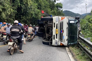 Lâm Đồng: Xe tải va chạm với xe khách trên đèo Bảo Lộc, 5 người bị thương