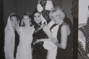 Thủ tướng Canada rối rít xin lỗi vì bức ảnh gần 20 năm trước