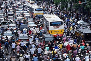 Hà Nội cấm xe máy, người dân đi bộ ở đâu?