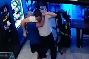 Người đàn ông chặn đứng tên cướp có vũ khí trong tiệm cafe Người đàn ông chặn đứng tên cướp có vũ khí trong tiệm cafe