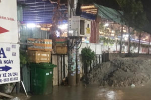 Tự ý đổ đất khiến đường hẻm lầy lội, ngập úng khi trời mưa